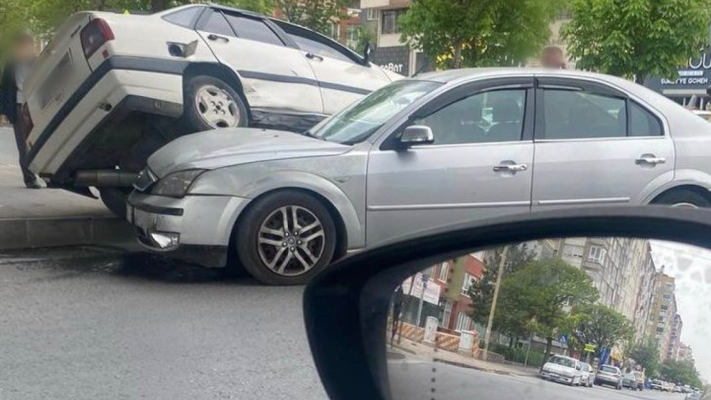 Çarpışmanın etkisiyle otomobillerden biri diğerinin kaputuna çıktı